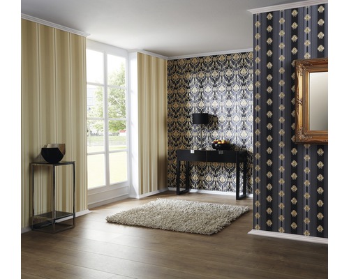 Světlý pokoj s různými vzory tapet, stůl a koberec