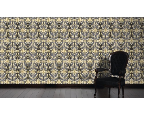 Pohled na pokoj s tapetou se vzorem a křeslem