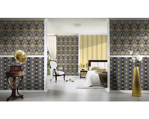 Dekorativní pokoj s vzorovanou tapetou, gramofonem a květinami ve váze