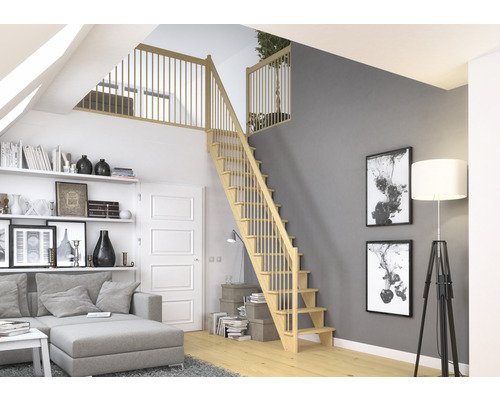 Světlé dřevěné schodiště v obývacím pokoji s pohovkou, regálem a obrazy na zdi