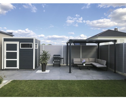 Pohled do zahrady s domkem na nářadí, grilem a krytým posezením