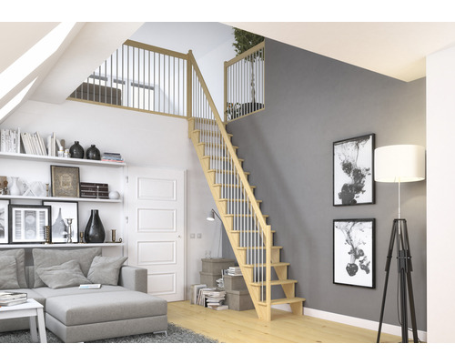 Světelné dřevěné schodiště se zábradlím v moderním obývacím pokoji.