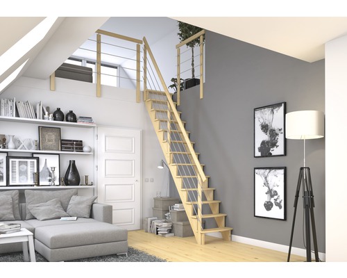 Světlé dřevěné schodiště s kovovým zábradlím v moderním obývacím pokoji.