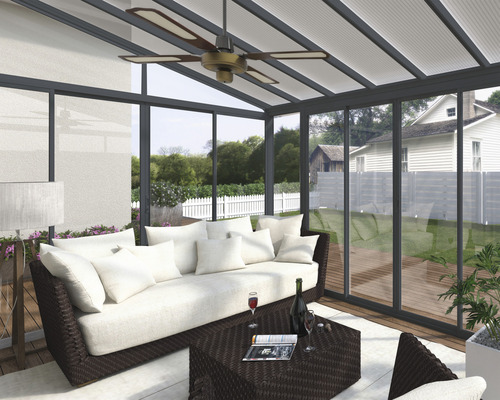 Veranda se sedací soupravou, stropním ventilátorem a výhledem do zahrady.