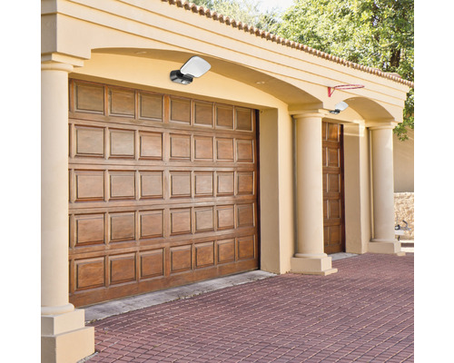 Garáž se dvěma dřevěnými vraty a dvěma venkovními světly.