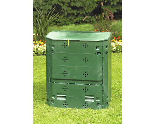 Plastový kompostér na zahradě