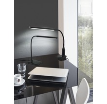 Dvě černé LED stolní lampy s notebookem, sklenicí vody a šálkem kávy na stole