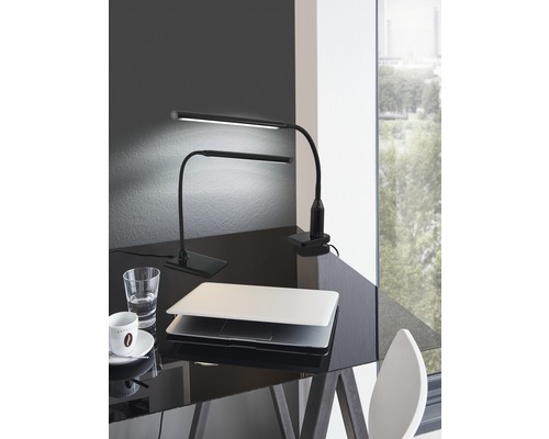 Dvě černé LED stolní lampy s notebookem, sklenicí vody a šálkem kávy na stole