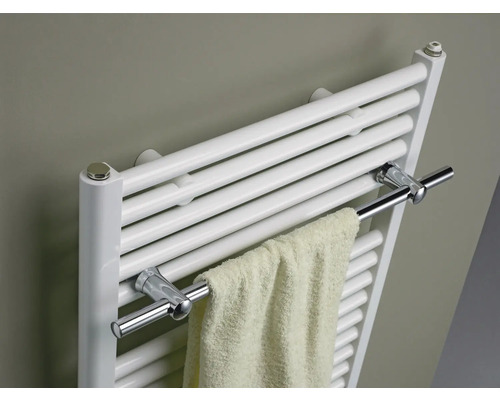 Bílý koupelnový radiátor s ručníkem a držákem na ručníky