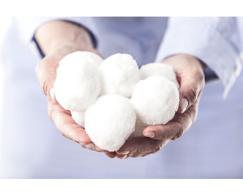 Ruce drží vatové kuličky