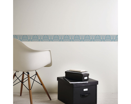 Nástěnná dekorace s bordurou, židlí a úložnými boxy