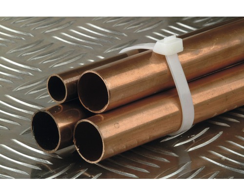 Měděné trubky svázané stahovací páskou