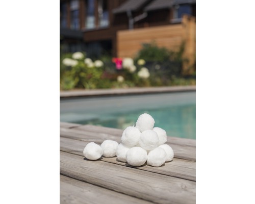 Několik míčků na dřevěném povrchu venku