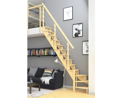 Dřevěné schodiště s ocelovým lanovým zábradlím v obývacím pokoji