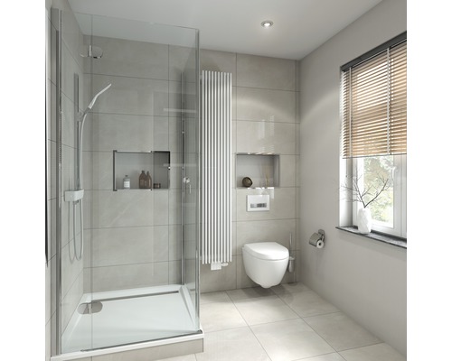 Světlá koupelna se sprchou, radiátorem a toaletou