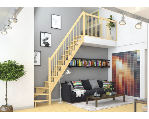 Obývací pokoj s dřevěným schodištěm do mezipatra, pohovkou a knihovnou.