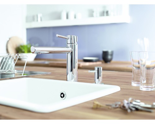 Kuchyňský dřez s baterií a dávkovačem mýdla na pracovní desce