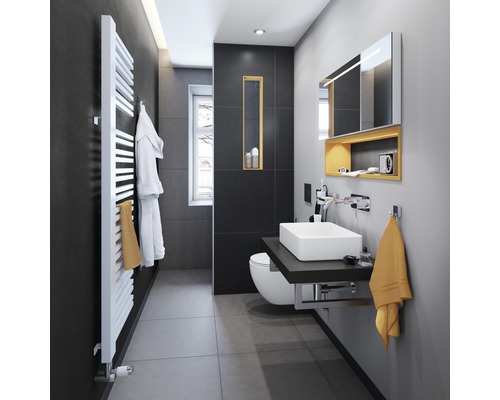 Moderní koupelna s radiátorem, umyvadlem, zrcadlem a toaletou.