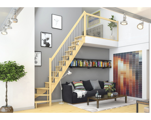 Obývací pokoj s dřevěným schodištěm, gaučem, knihovnou a dekoracemi pro interiérový design