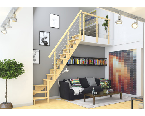 Obývací pokoj s dřevěným schodištěm, knihovnou a pohovkou