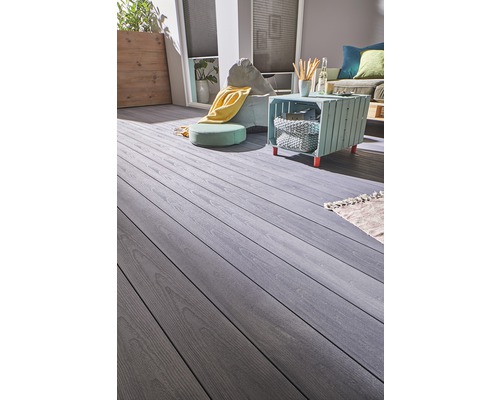 Terasa s dřevěnými prkny, posezením a odkládacím stolkem