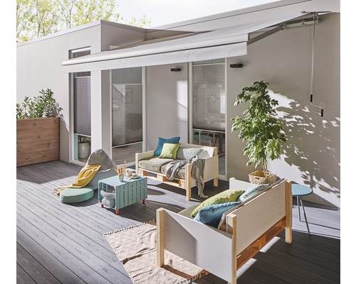 Terasa s markýzou, posezením a rostlinami pro útulné venkovní prostředí