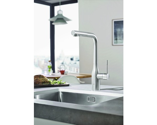 Kuchyňská scéna s dřezem a jednopákovou baterií