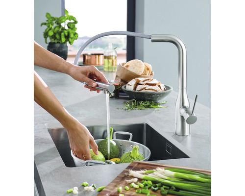 Kuchyňská scéna s baterií, dřezem a zeleninou