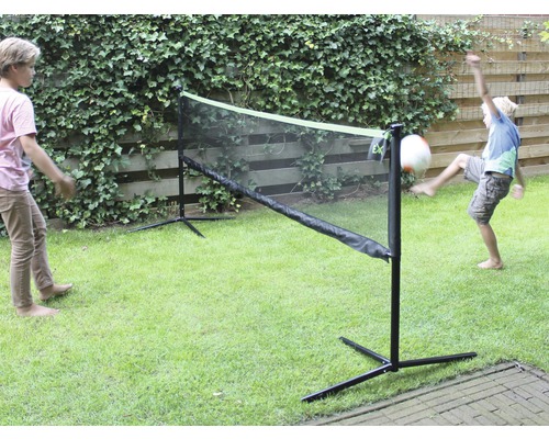 Volnočasová scéna se dvěma dětmi hrajícími si na zahradě s multifunkční herní sítí