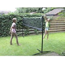 Dvě děti si hrají se sítí na zahradě.