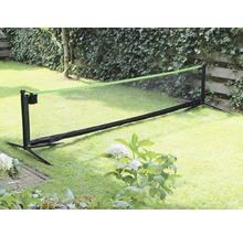 Badmintonová síť s rámem na trávníku