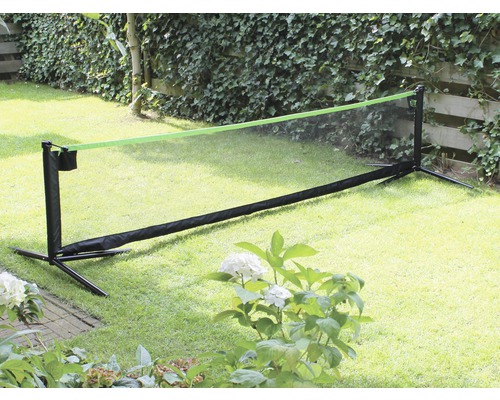 Badmintonová síť s rámem na trávníku