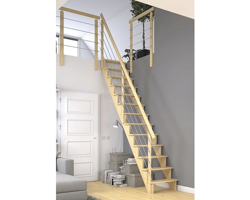 Dřevěné schodiště s ocelovým lanovým zábradlím v moderním obývacím pokoji.