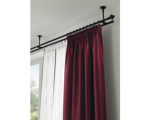 Dvojitá záclonová tyč se závěsy a záclonami