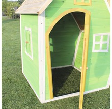 Zelený dětský hrací domek s dřevěnými dveřmi a okny