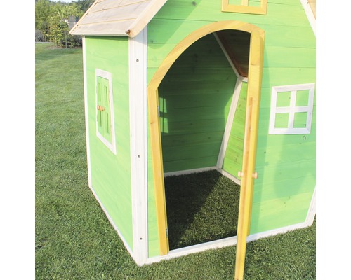 Zelený dětský hrací domek s dřevěnými dveřmi a okny