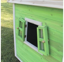 Detailní pohled na dětský domeček s otevřeným oknem