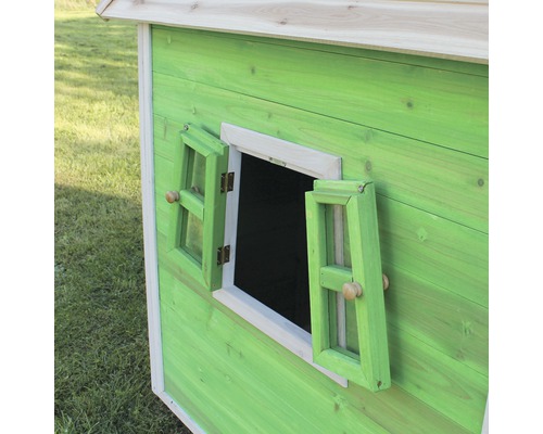 Detailní pohled na dětský domeček s otevřeným oknem