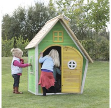 Dřevěný hrací domek s dveřmi a okny na zahradě