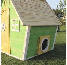 Zelený dřevěný herní domek s dveřmi, okny a střechou