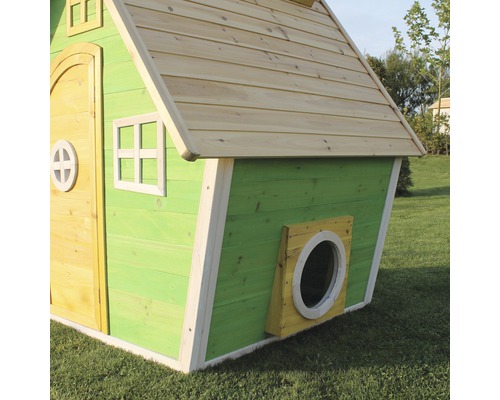 Zelený dřevěný herní domek s dveřmi, okny a střechou