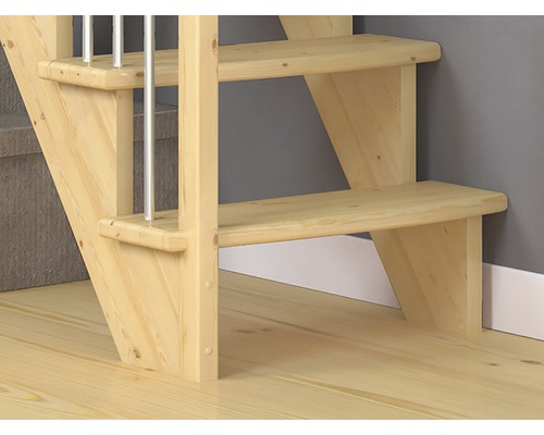 Detailní pohled na dřevěné schodiště se sloupky zábradlí