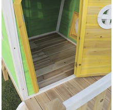 Interiér dětského domku s dřevěnou podlahou a částečně otevřenými dveřmi