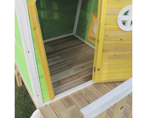 Interiér dětského domku s dřevěnou podlahou a částečně otevřenými dveřmi