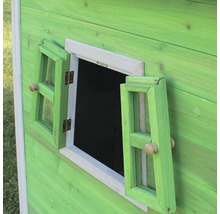 Detailní pohled na otevřené okno na zeleném dřevěném hracím domku