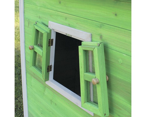 Detailní pohled na otevřené okno na zeleném dřevěném hracím domku