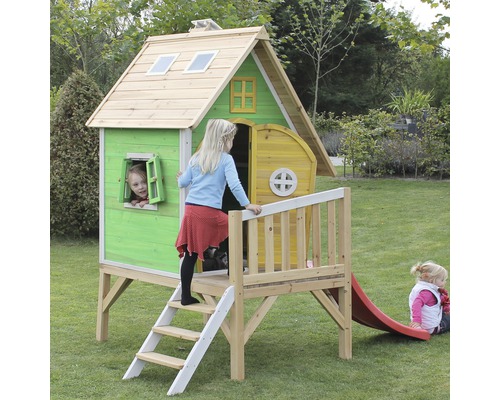Dětský zahradní domek EXIT Fantasia 300 dřevěný se skluzavkou zelený Dřevěný hrací domek se skluzavkou na zahradě s hrajícími si dětmi.