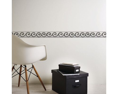 Nástěnná dekorace s vlnitým bordurovým vzorem v pokoji