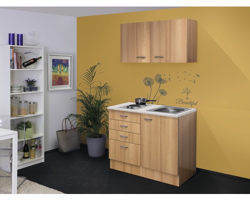 Kompaktní kuchyně s umyvadlem, varnou deskou a závěsnou skříňkou v místnosti.