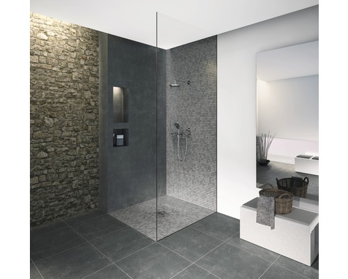 Moderní koupelna s bezbariérovým sprchovým koutem, stěnou z přírodního kamene a mozaikovými obklady